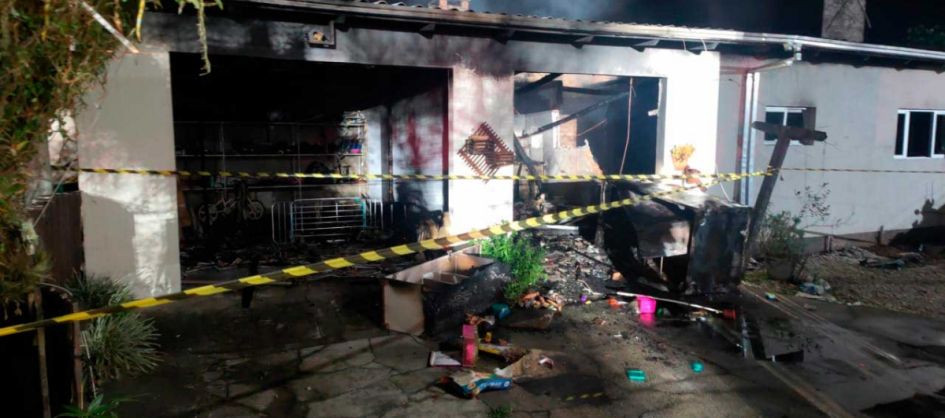  Incêndio em São João do Sul: casa pega fogo na noite de...