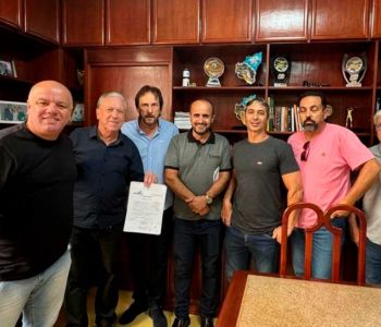 Luciano Pires comemora assinatura da ordem de serviço de pavimentação de importante rua da Canjiquinha
