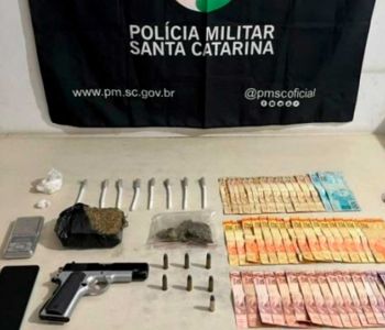 Polícia Militar apreende simulacro de arma de fogo, drogas e dinheiro em casa de Jacinto Machado