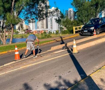 Prefeitura de Passo de Torres inicia obra para impedir passagem de veículos pesados na ponte de concreto 